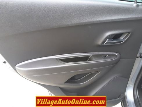 Used 2019 Chevrolet Trax LT w/ LT Convenience Package FWD image 26