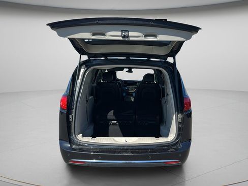 Used 2018 Chrysler Pacifica Limited FWD image 19