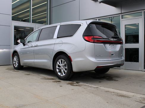 New 2026 Chrysler Pacifica Select image 6