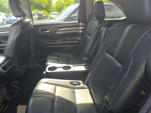 Used 2018 Toyota Highlander SE w/ Carpet Mat Package (TMS) AWD/4WD image 9