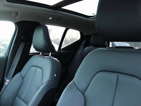 Used 2025 Volvo XC40 B5 Plus image 15