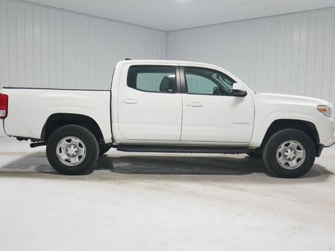 Used 2017 Toyota Tacoma SR image 4