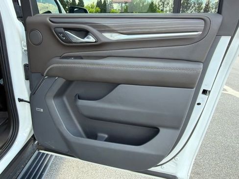 Used 2023 GMC Yukon XL Denali AWD/4WD image 16