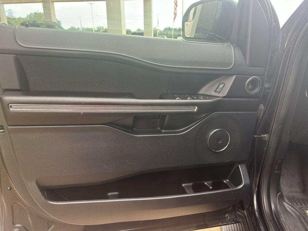 Used 2018 Ford Expedition XLT AWD/4WD image 16
