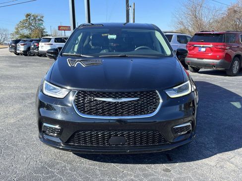 Used 2024 Chrysler Pacifica Touring-L image 8