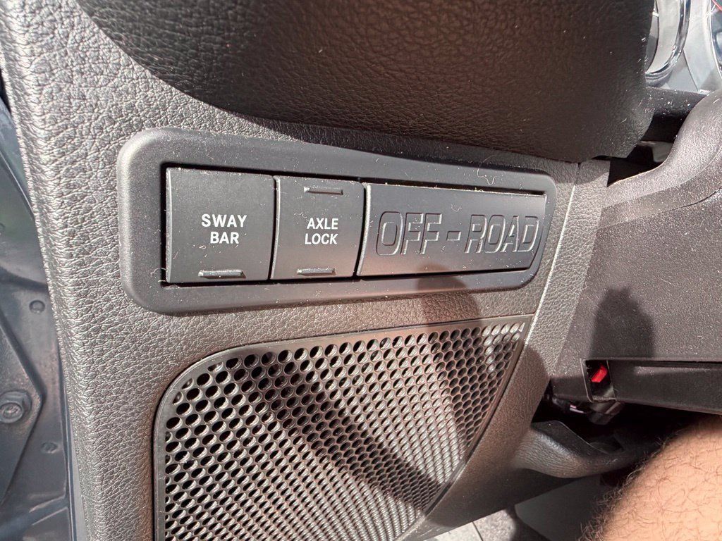 Used 2015 Jeep Wrangler Unlimited Rubicon w/ Connectivity Group AWD/4WD image 18
