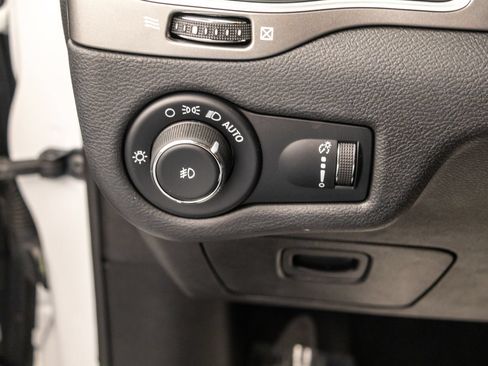 Used 2019 Jeep Cherokee Latitude w/ Cold Weather Group AWD/4WD image 18