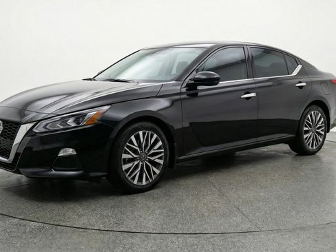 Used 2025 Nissan Altima 2.5 SV image 3