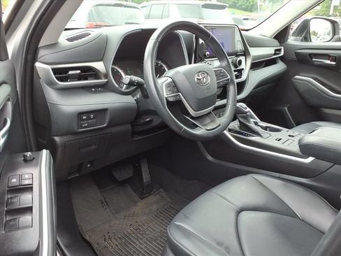Used 2023 Toyota Highlander XLE AWD/4WD image 16