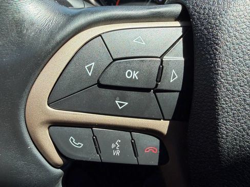 Used 2016 Jeep Cherokee Latitude FWD image 16
