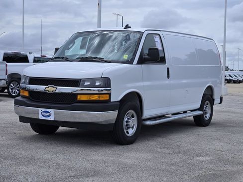 Used 2025 Chevrolet Express 2500 w/ Driver Convenience Package RWD image 3