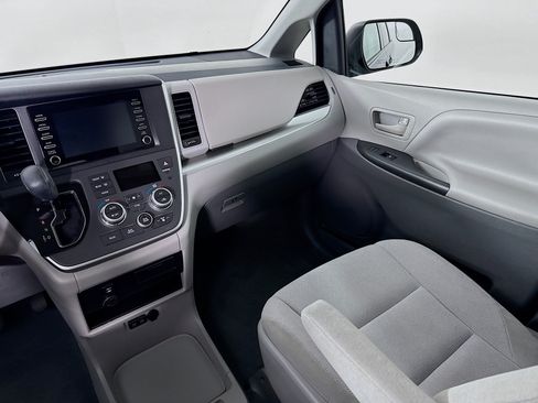 Certified 2020 Toyota Sienna L FWD image 21