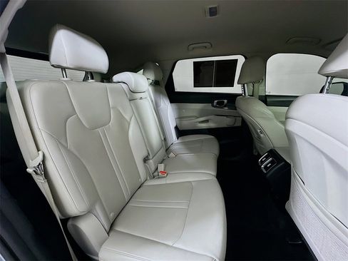 Used 2022 Kia Sorento S image 11