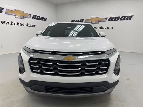 New 2026 Chevrolet Equinox LT w/ Convenience Package II FWD image 2