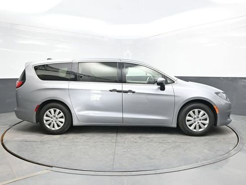 Used 2020 Chrysler Voyager L FWD image 8