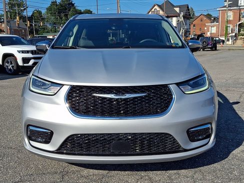Used 2023 Chrysler Pacifica Limited FWD image 2