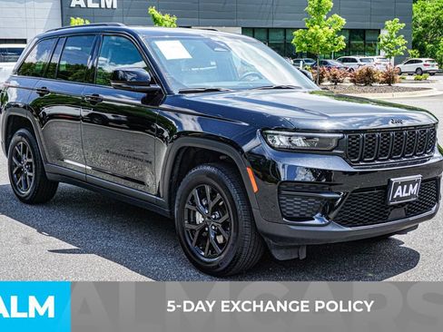 Used 2025 Jeep Grand Cherokee Altitude AWD/4WD image 3