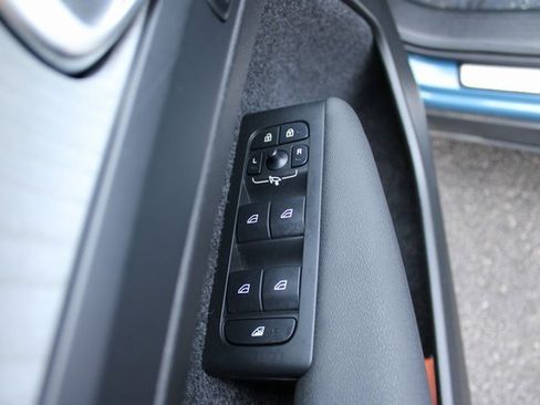 Used 2025 Volvo XC40 B5 Plus image 11