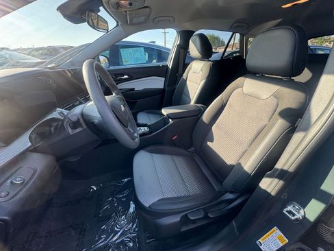 Used 2025 Chevrolet Trax LT image 34