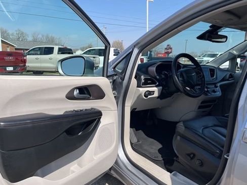 Used 2018 Chrysler Pacifica Touring-L w/ Advanced Safetytec Group image 9