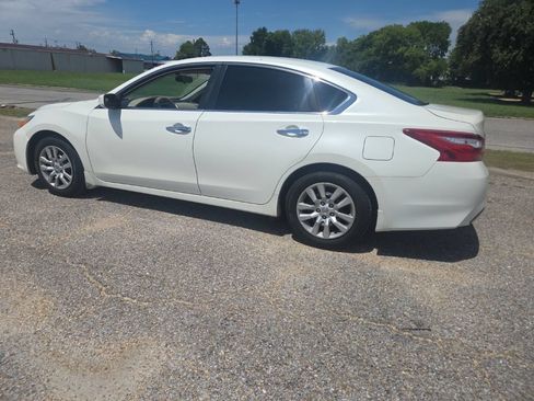 Used 2017 Nissan Altima 2.5 S w/ Power Driver Seat Package FWD image 9
