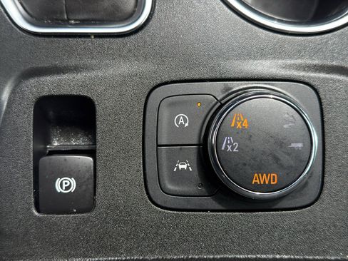 Used 2023 Chevrolet Traverse LT image 37