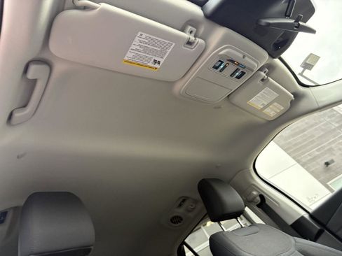 Used 2025 Ford Explorer Active AWD/4WD image 23