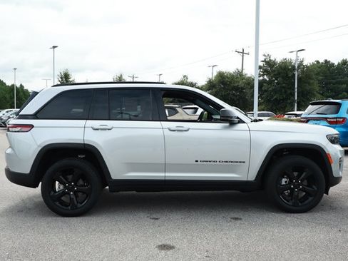 Used 2025 Jeep Grand Cherokee Limited w/ Black Appearance Package RWD image 4