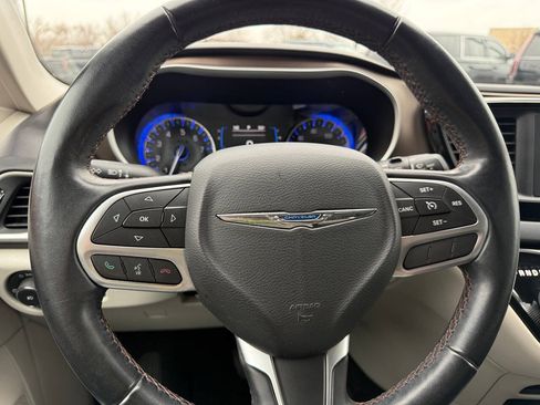 Used 2017 Chrysler Pacifica Touring-L FWD image 12