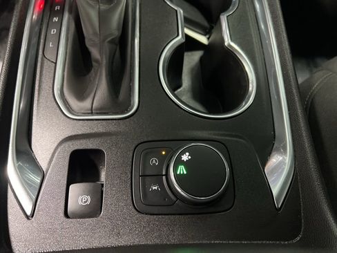 Used 2023 Chevrolet Traverse LT image 27