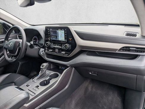 Used 2022 Toyota Highlander XLE image 23