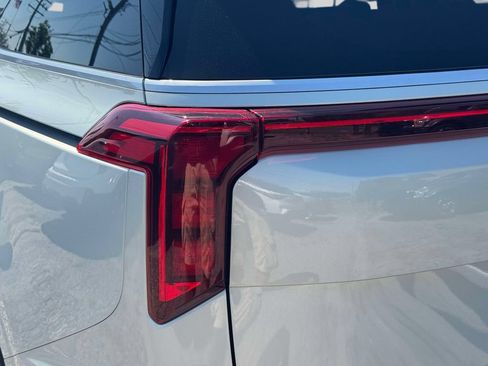 Used 2025 Kia Carnival EX FWD image 9