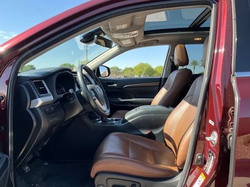 Used 2018 Toyota Highlander Limited Platinum AWD/4WD image 9