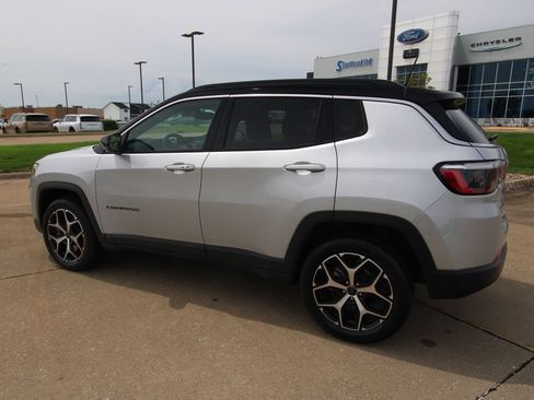 Used 2025 Jeep Compass Limited AWD/4WD image 16