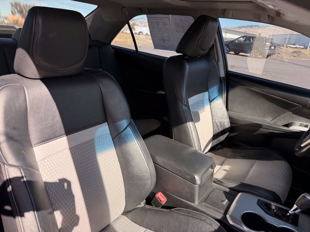 Used 2014 Toyota Camry SE w/ Moonroof Package FWD image 19