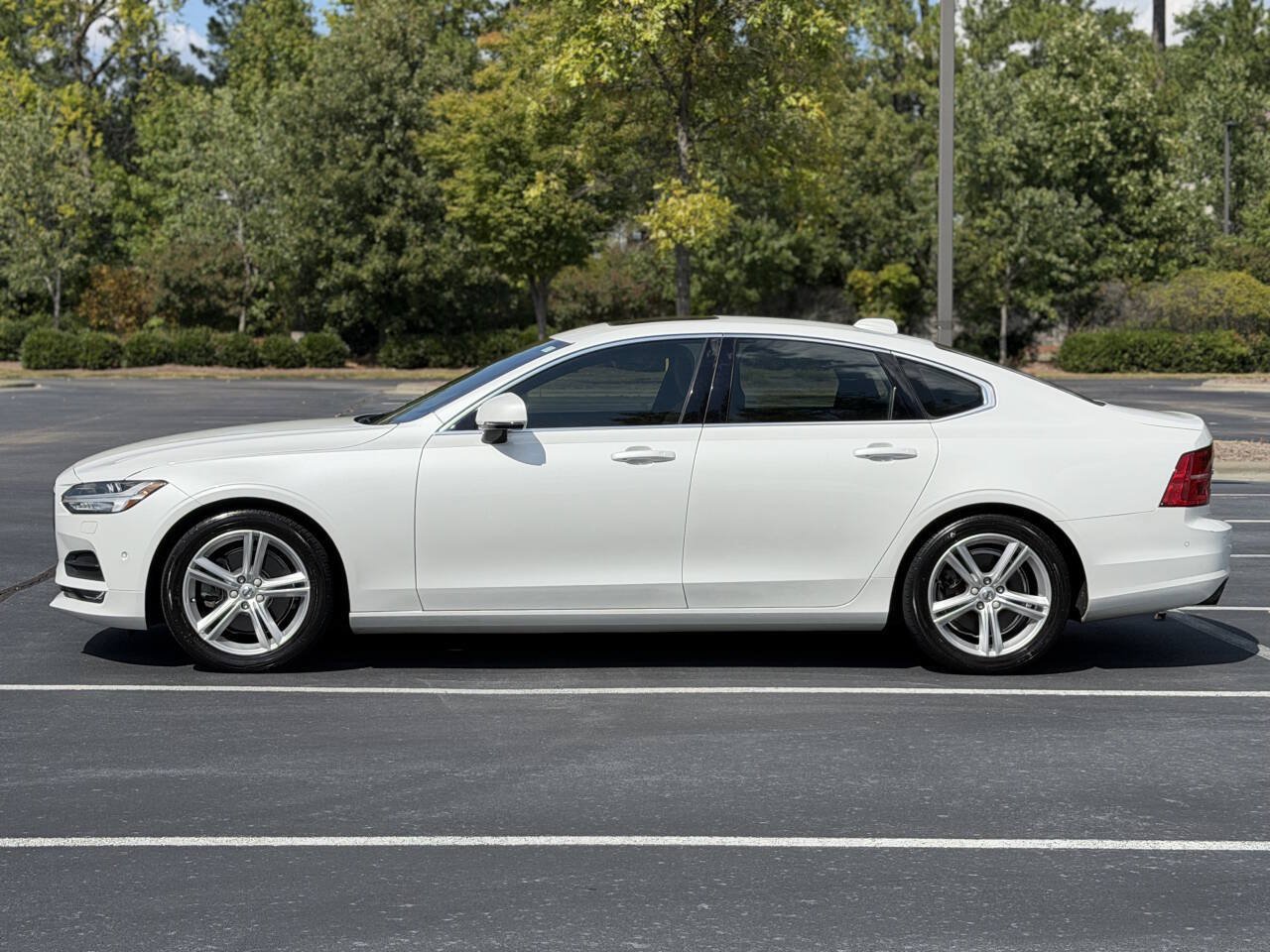 Used 2017 Volvo S90 T5 Momentum w/ Convenience Package FWD image 4