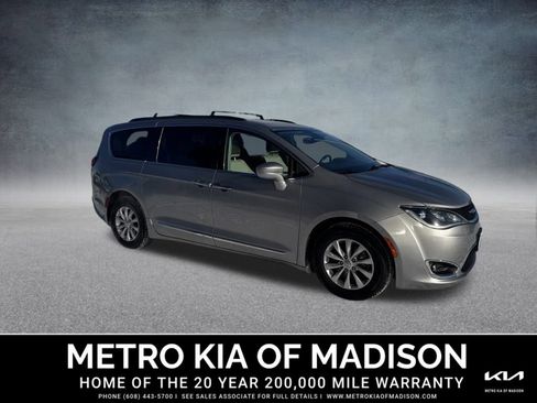 Used 2017 Chrysler Pacifica Touring-L image 10