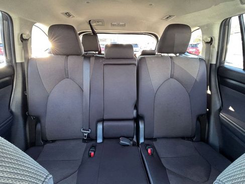 Used 2025 Toyota Highlander LE image 38