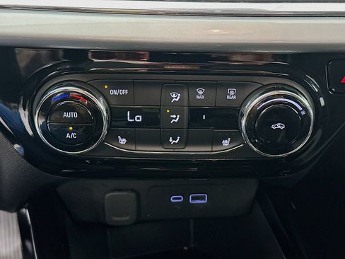 Used 2025 Chevrolet Trax LT w/ LT Convenience Package image 22