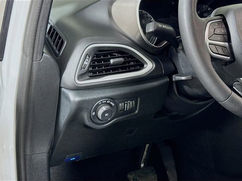 Used 2025 Chrysler Pacifica Select image 8