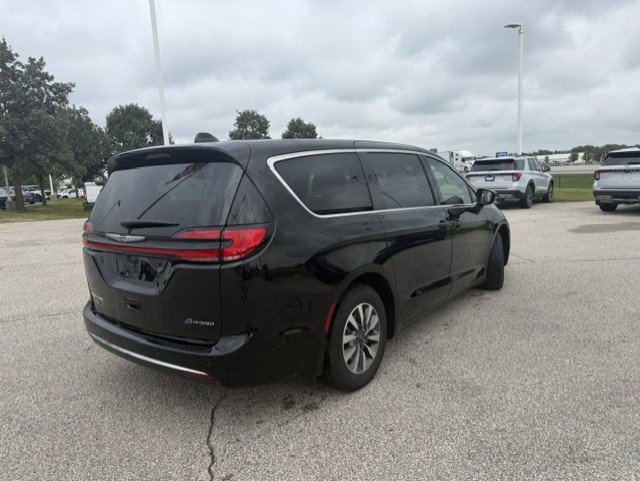 Used 2025 Chrysler Pacifica Select FWD image 9