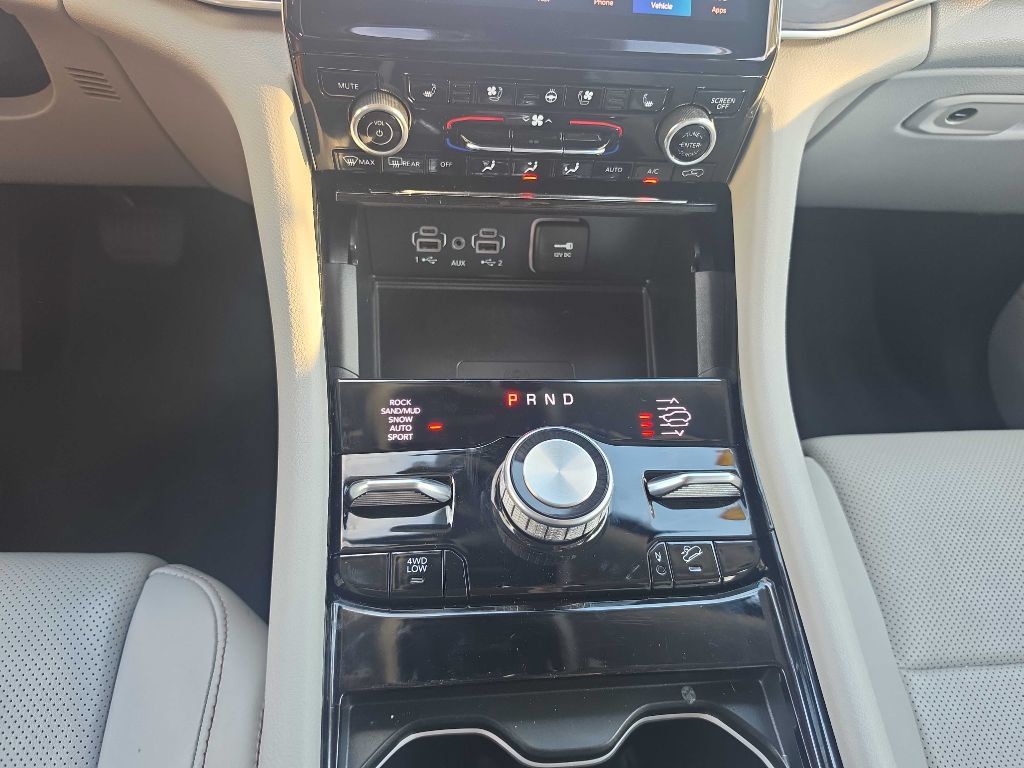 Used 2023 Jeep Grand Cherokee Overland w/ Luxury Tech Group IV AWD/4WD image 25