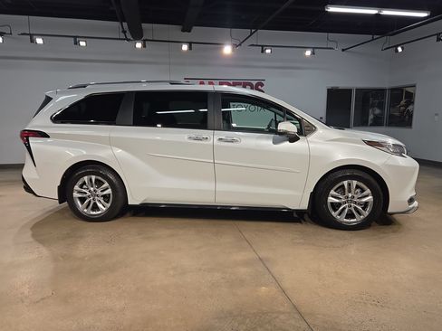Used 2022 Toyota Sienna Limited FWD image 8