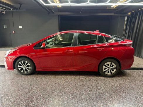 Used 2017 Toyota Prius Two w/ Prius Two Safety Plus Package FWD image 4