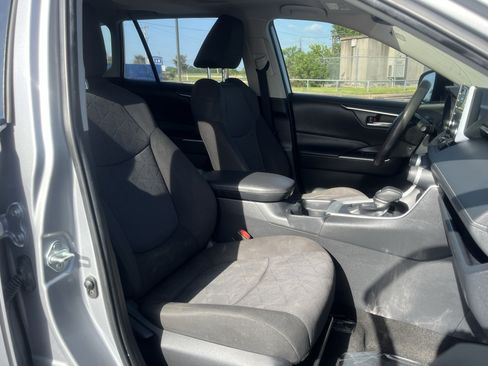 Used 2020 Toyota RAV4 XLE w/ Convenience Package FWD image 31