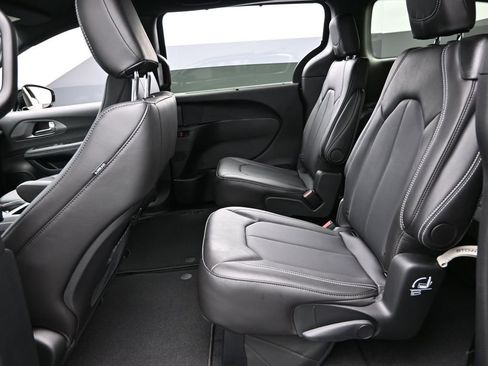 New 2026 Chrysler Pacifica Select image 13