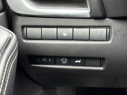 Used 2025 Nissan Rogue SV image 18