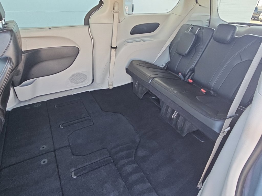 Used 2024 Chrysler Pacifica Touring-L FWD image 20