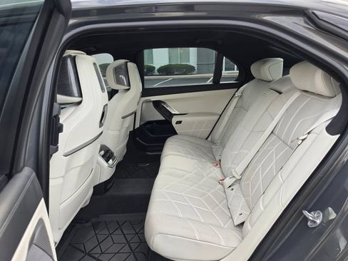 Used 2023 BMW i7 xDrive60 AWD/4WD image 48