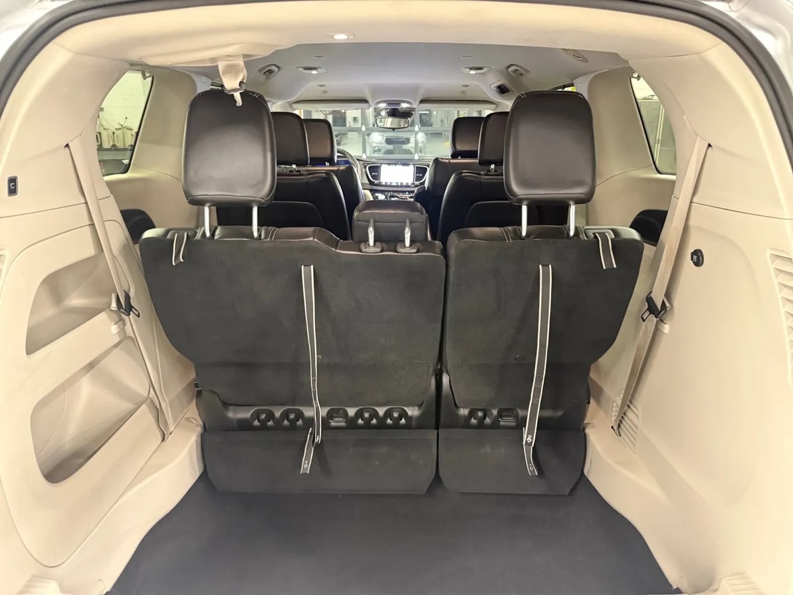 Used 2023 Chrysler Pacifica Touring-L FWD image 19